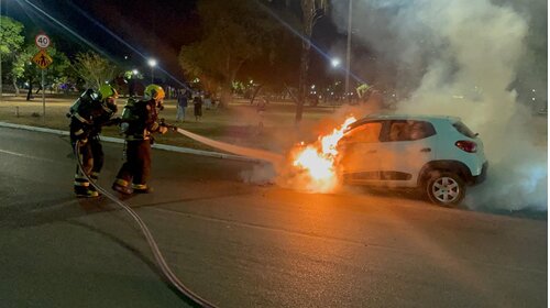 Incêndio veicular é controlado por equipes do Corpo de Bombeiros Militar em Palmas