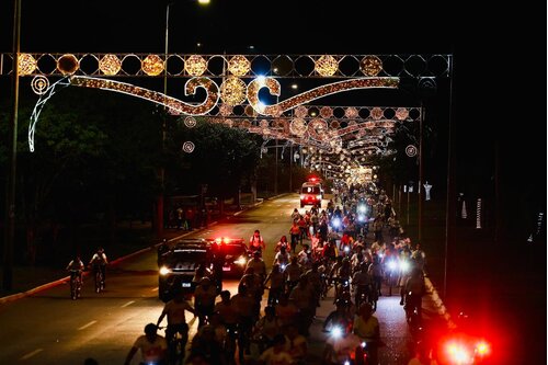 Decoração natalina de Palmas é acesa durante evento ciclistico